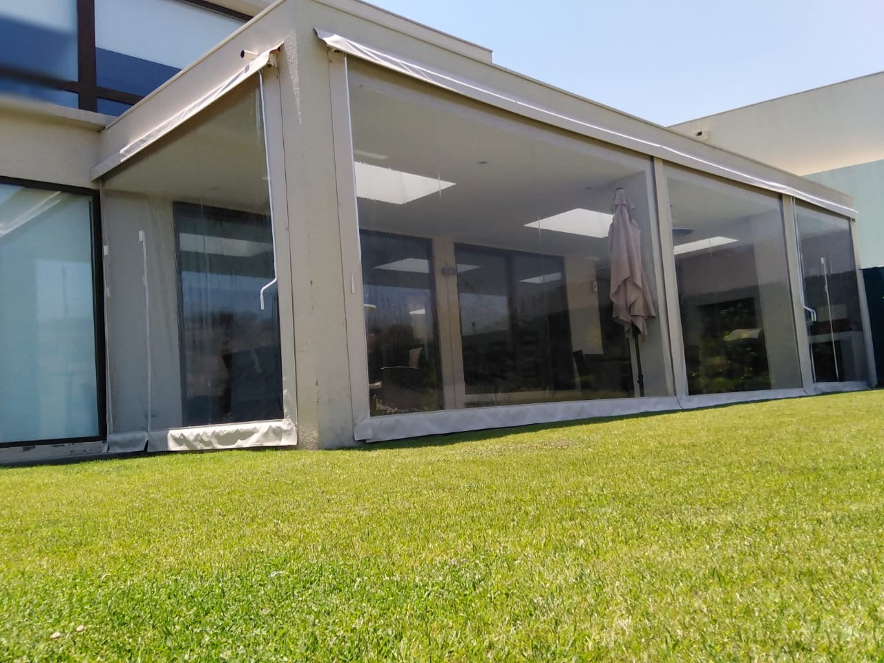 Cierre de Terraza PVC Enrollable – Práctico y Eficiente